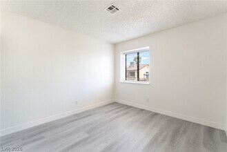 Building Photo - 3645 N Veneer Ln