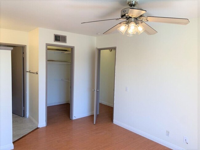 Building Photo - Amazing 2 bedroom townhome in Irvine!