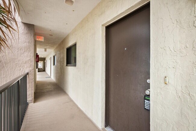 Foto del edificio - Beachfront Condo with Ocean Views and Acce...