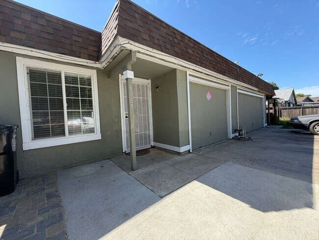 Foto del edificio - Newly Renovated 2-Bedroom Home with Large Yard – Pet Friendly in North Highlands! Move in Today!!!