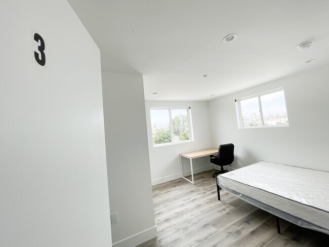 Foto del edificio - 1254 W 37th St