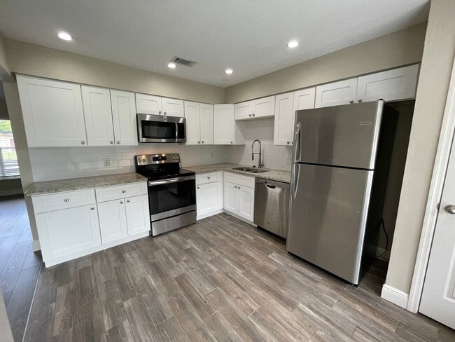 Building Photo - Charming 4BR/2BA Single Family Home in Orlando!!