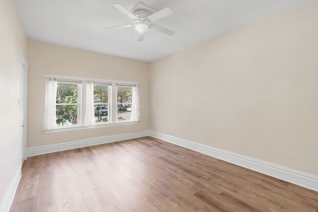 Foto del edificio - 1301 W Nelson St