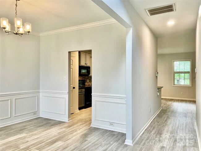 Foto del edificio - 5717 Lindley Crescent Dr