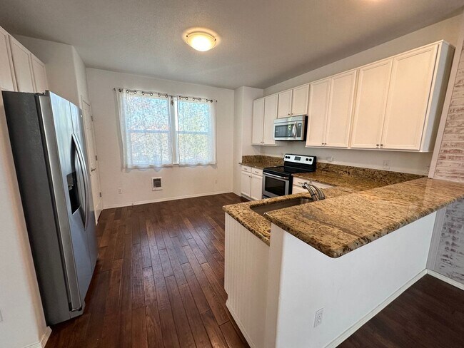 Building Photo - 3 Bedroom Downtown Beaverton Townhome!!