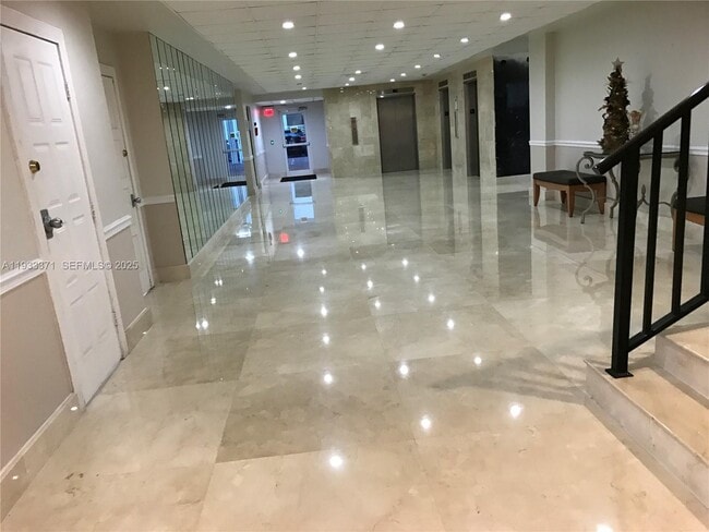 Foto del edificio - 5005 Collins Ave