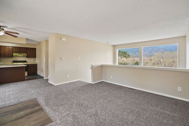 Foto del edificio - 608 Crown Ridge Dr
