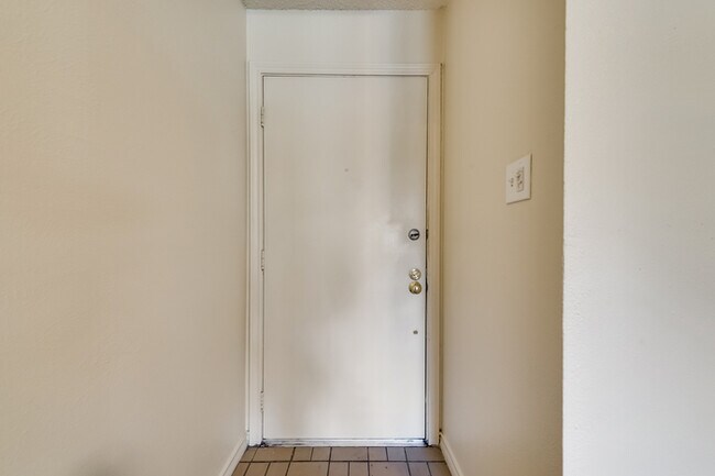 Building Photo - Cozy 2 bedroom 1 bath condo in Dallas area