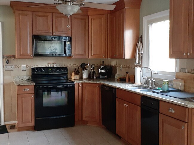 Kitchen - 15200 Bicentennial Ct