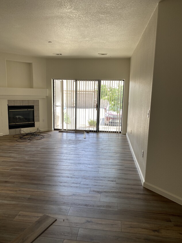 Large living area - 7498 S Alkire St