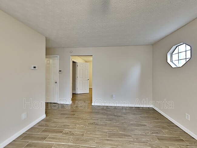 Building Photo - 622 Waynes Ct SE