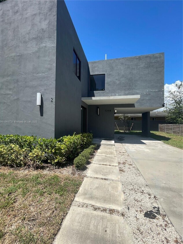 Foto principal - 5198 NW 3rd Ave