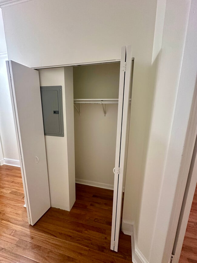 Building Photo - 5606 N Kenmore Ave