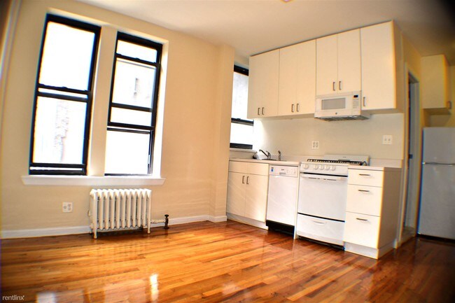 Building Photo - 220 E 68th St