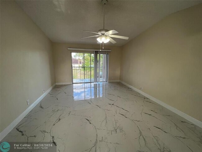 Foto del edificio - 9911 Three Lakes Cir