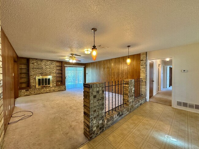 Building Photo - Viewable Now!