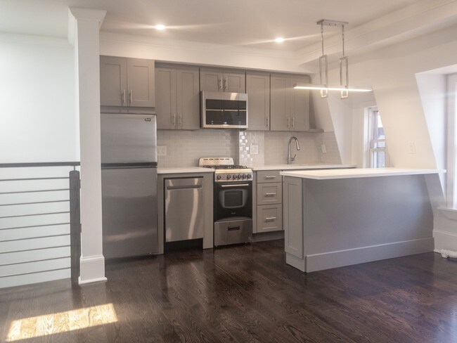 Building Photo - 2 Goodwin Pl
