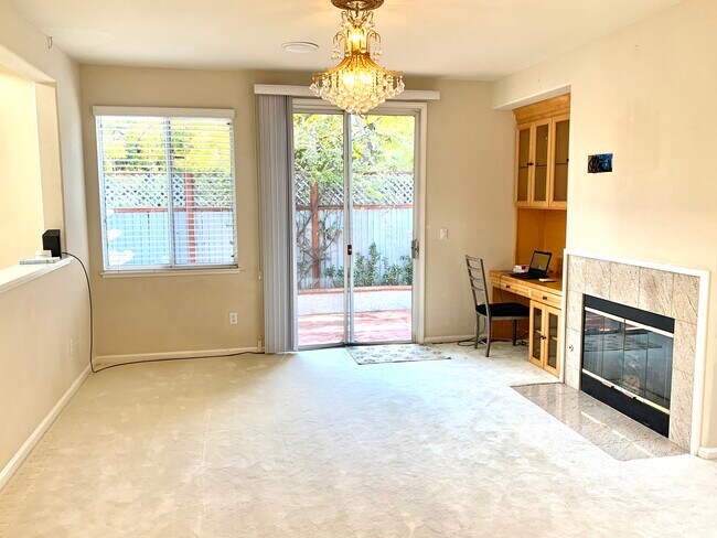 Family room with built in desk - 10840 Vía San Marino