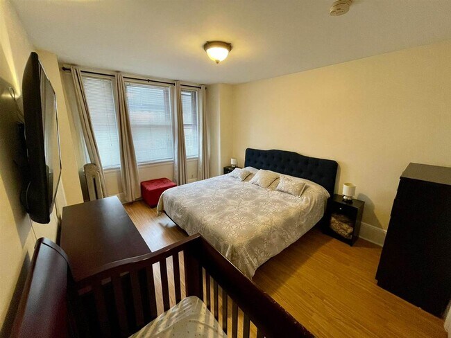 Building Photo - 329 51st St