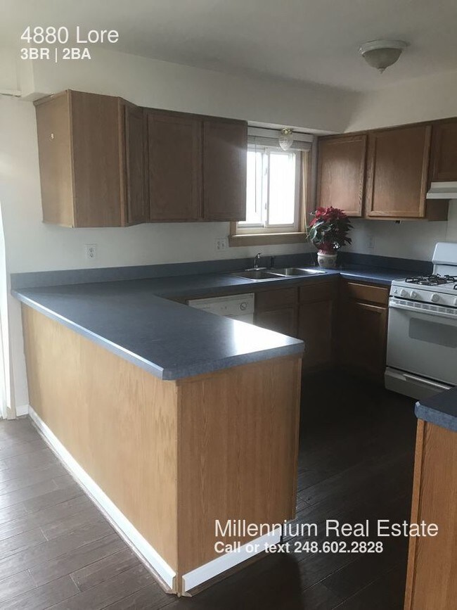 Foto del edificio - 4880 Lore Dr