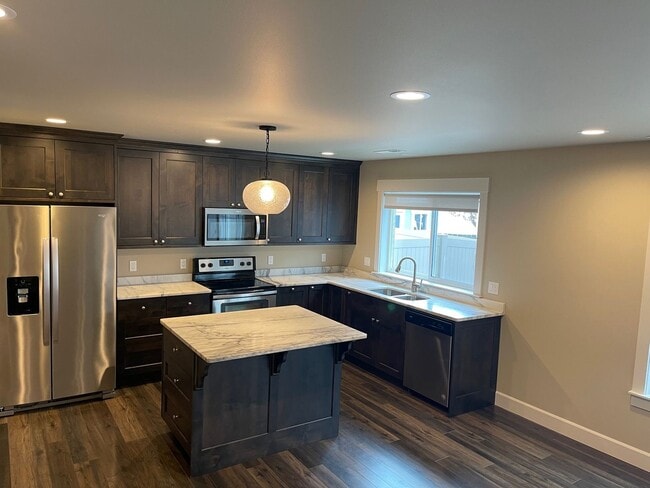 Building Photo - Now renting 3 Bedroom Town-home