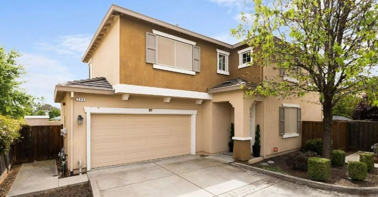 Foto principal - 709 Embassy Cir