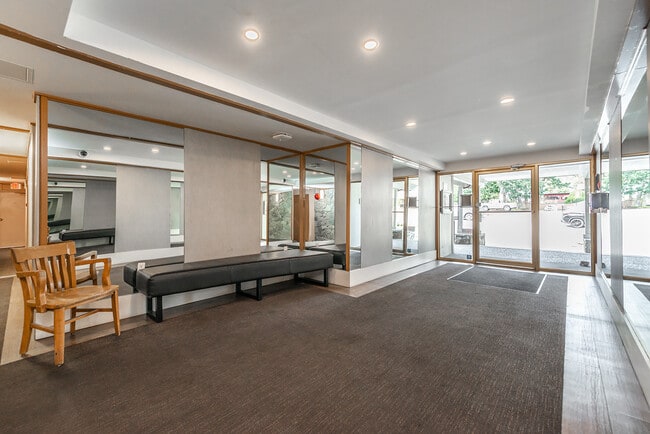 Building Photo - 948 Esquimalt Rd