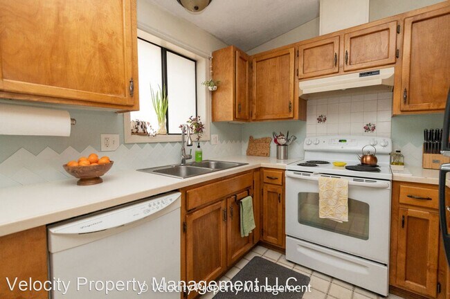 Foto del edificio - 3 br, 1 bath House - 21285 NE Butler Marke...