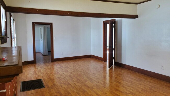 Foto del edificio - 1009 N Grand Ave