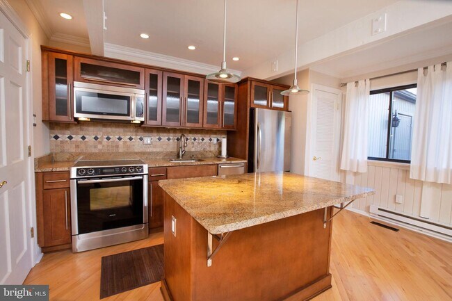 Building Photo - 2 Belaire Way
