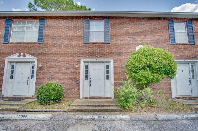 Foto del edificio - Charming Townhome with Fireplace & Fenced ...