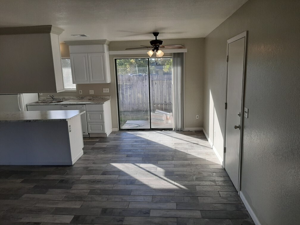 Living Room/Kitchen - 2556 Sabre Ct