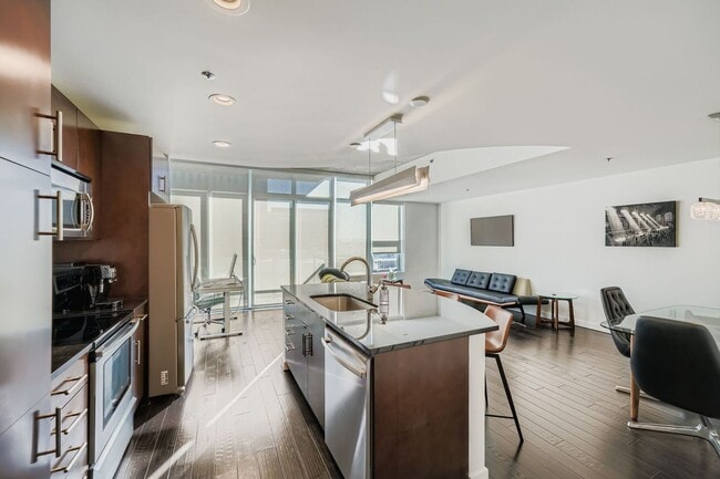 Building Photo - Elevated Downtown 2BDR Living | Mountain & City Views