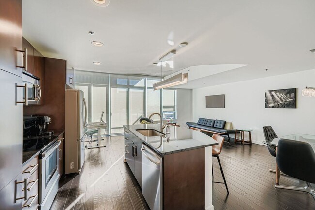 Foto del edificio - Elevated Downtown 2BDR Living | Mountain & City Views