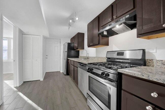 Building Photo - 1914 W Henderson St