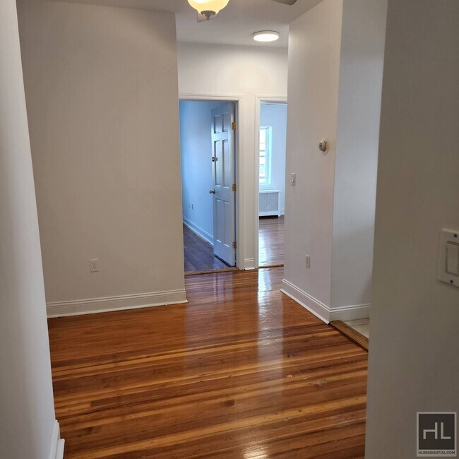 Building Photo - 21 AVENUE