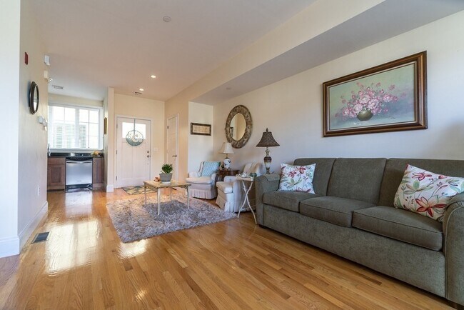 Foto del edificio - 93 E Central St