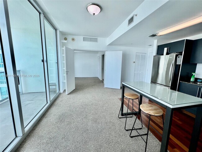 Foto del edificio - 300 S Biscayne Blvd