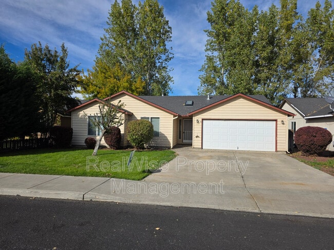 Building Photo - 737 NE Nickernut Ave