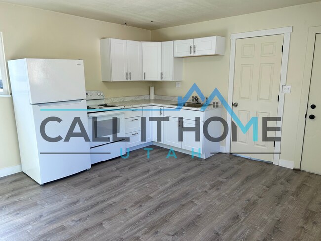 Entrada/Puerta principal/Cocina - 1496 W Parkway Ave