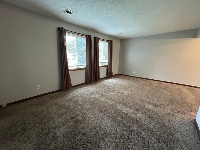 Foto del edificio - $300 OFF 1st MONTH'S RENT!! Spacious home ...