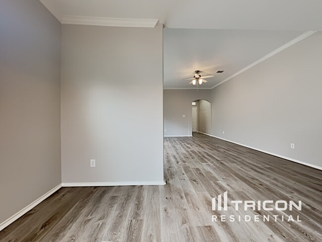 Building Photo - 213 Oak Ridge Dr