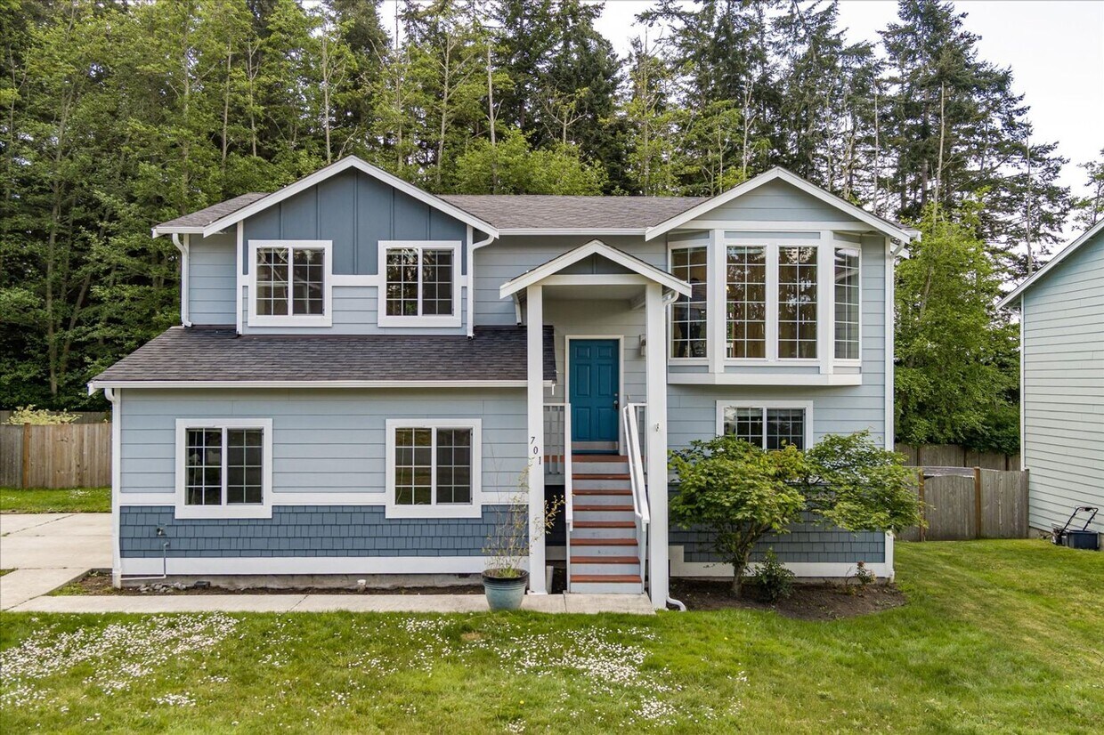 Primary Photo - Beautiful Spacious 4 Bedroom 2.75 Bathroom...