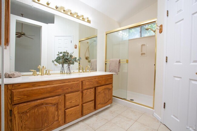 Building Photo - 767 Raven Dr