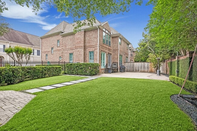 Foto del edificio - 1811 Devonshire Crescent