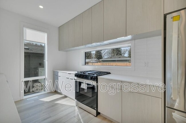 Building Photo - 9011-9093 93 St NW