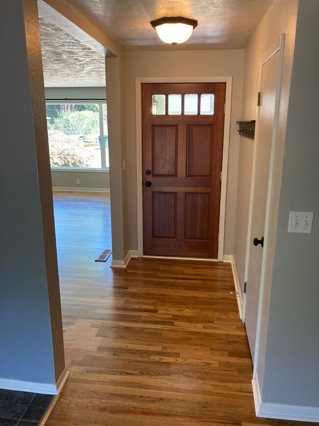 Foto del edificio - Quiet Three Bedroom Home in South Salem, L...