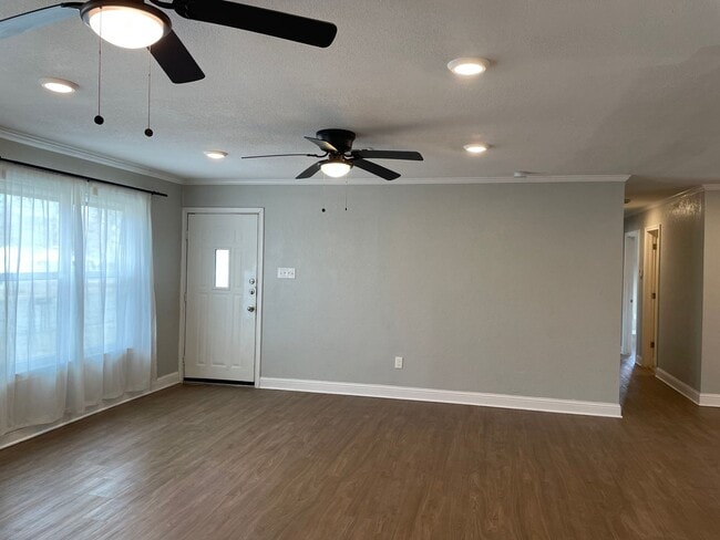 Foto del edificio - Available Now! Updated and Upgraded 3 Bed/2 Bath_Lawn Care Included