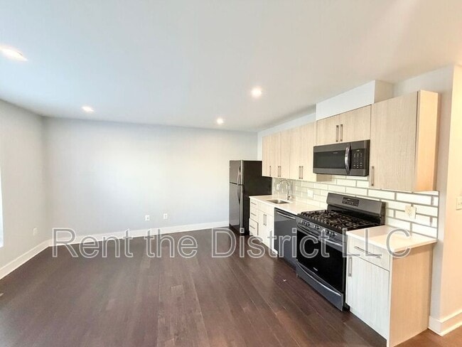 Building Photo - 1605 F St NE