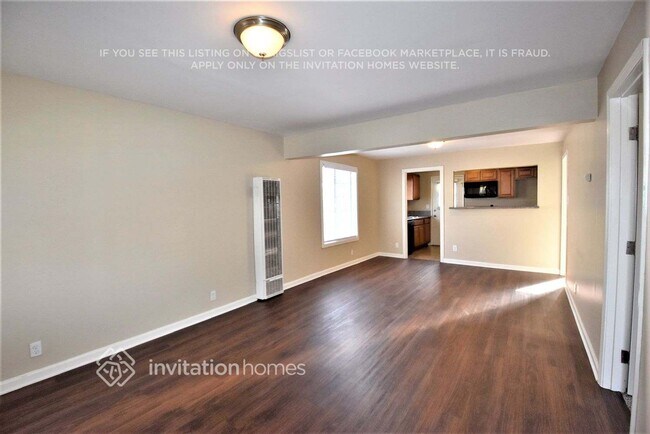 Building Photo - 2640 E 110th St